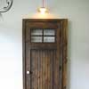 アンティーク調ドアと古材を使ったドア枠